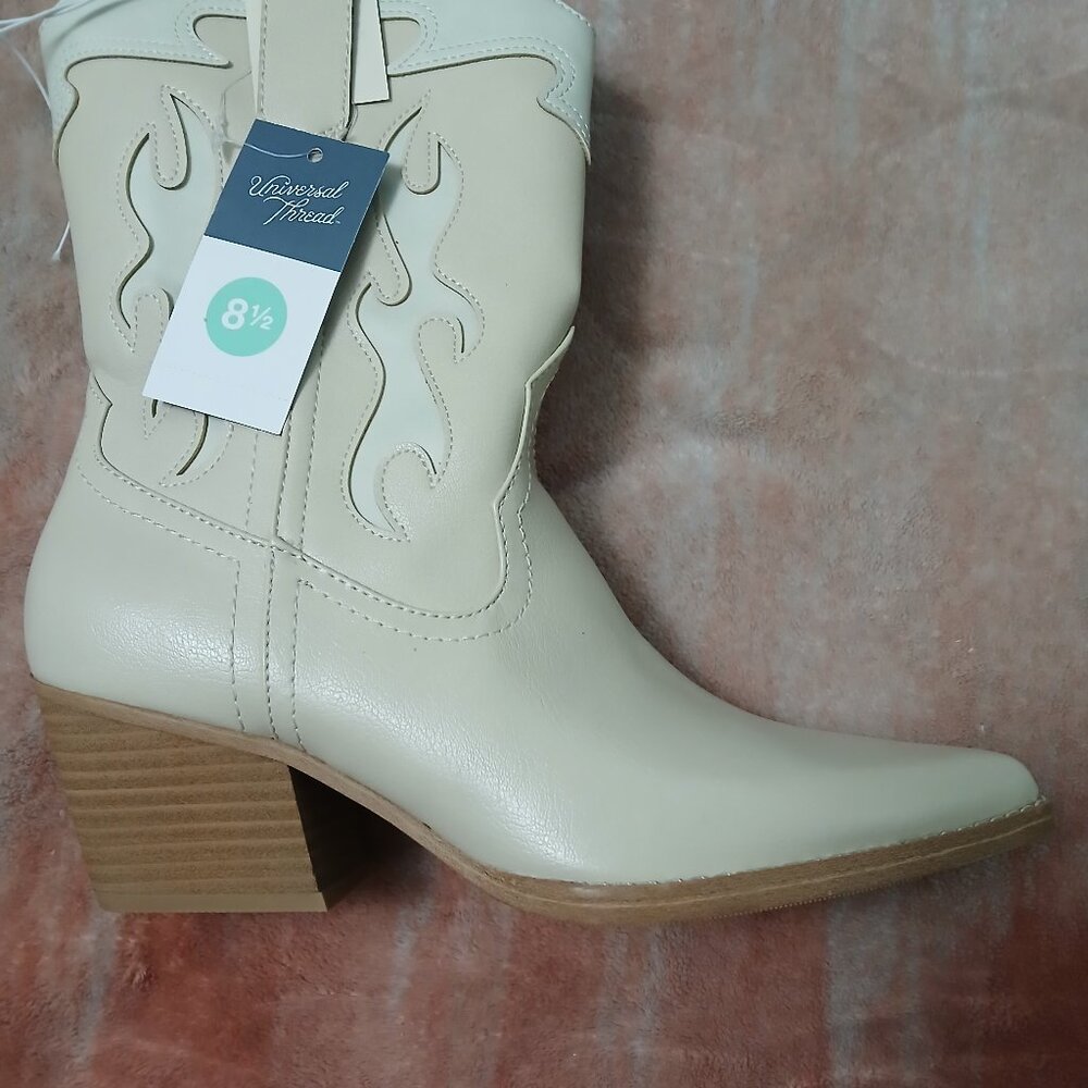 Universal Thread 8 1/2 Women tan and Ivory Western  Boots